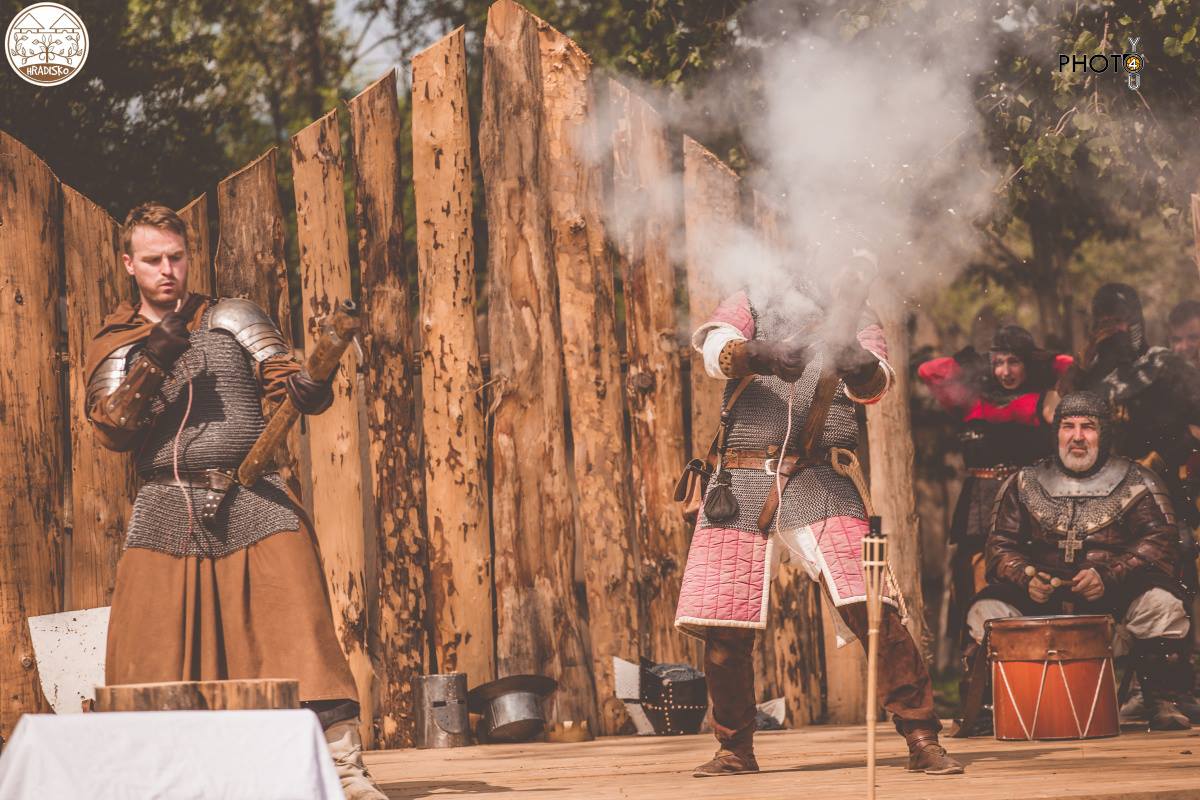Demonstrácia streľby z ručnej pušky pri historickom tréningu
